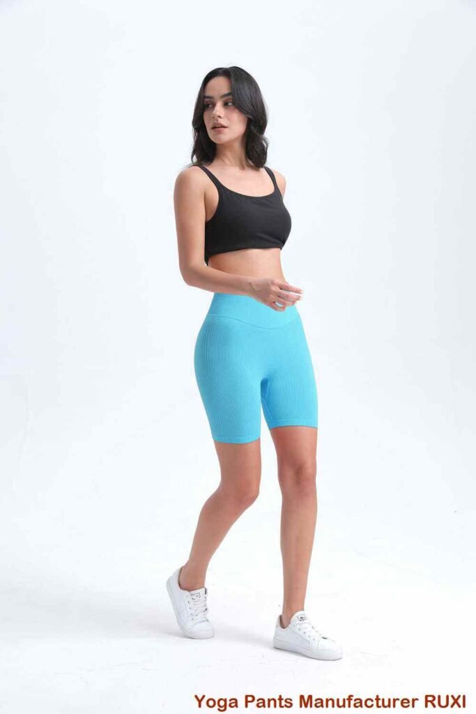 Glänzende Yoga Shorts für Damen leistungsstarke Activewear